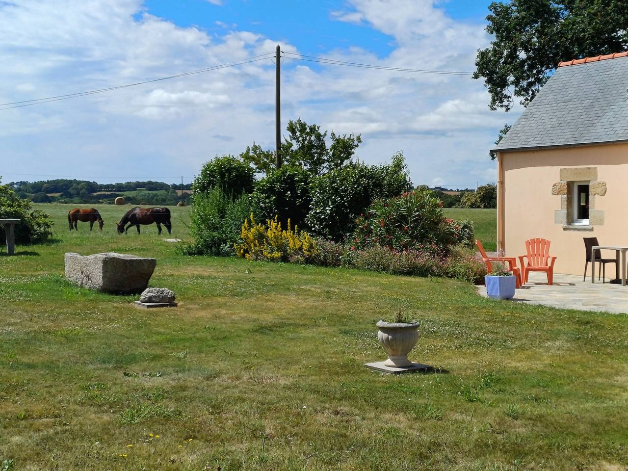 Holiday Home 'Single-Storey' with Private Terrace, Shared Garden and Wi-Fi in Mahalon, Quimper region