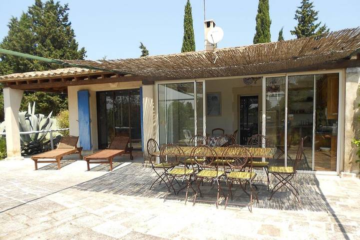 Location de vacances pour 5 personnes, avec piscine ainsi que terrasse et jardin, animaux acceptés à Fontvieille