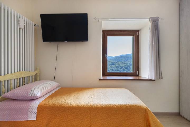 Casa vacanze 'Stanza Comodità Piano Terra' con vista montagna, piscina e giardino condivisi in Pontremoli, Val di Magra