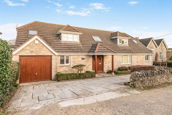 Cottage for 10 people, with hot tub and garden, with pets in Langton Matravers