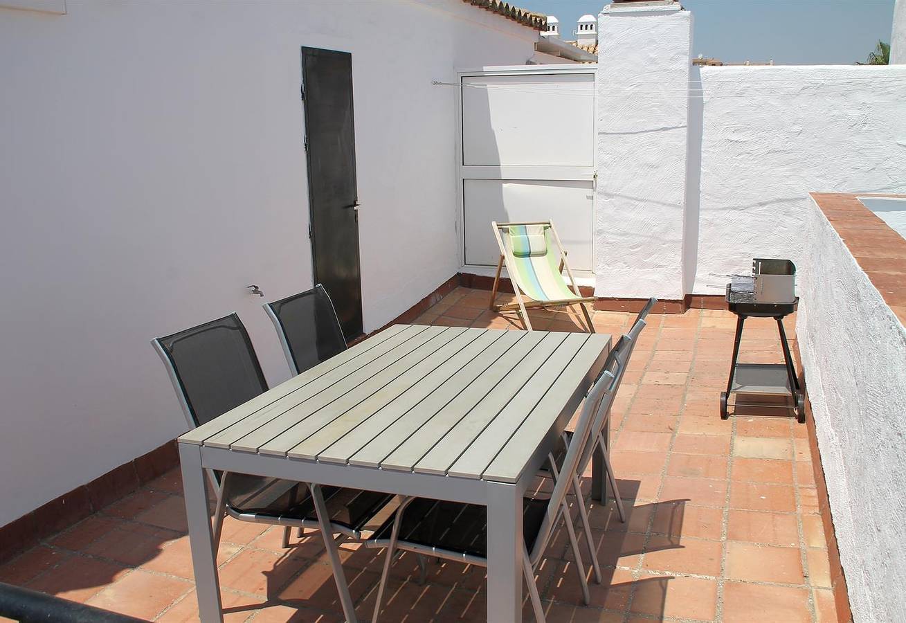 Entire apartment, Vacation Apartment "Beachfront" with Sea View, Pool, Wi-Fi, Garden & Terrace in Torrox Costa, Torrox