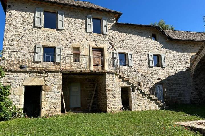 Location de vacances pour 8 personnes, avec jardin et piscine ainsi que terrasse et vue à Banassac - 2