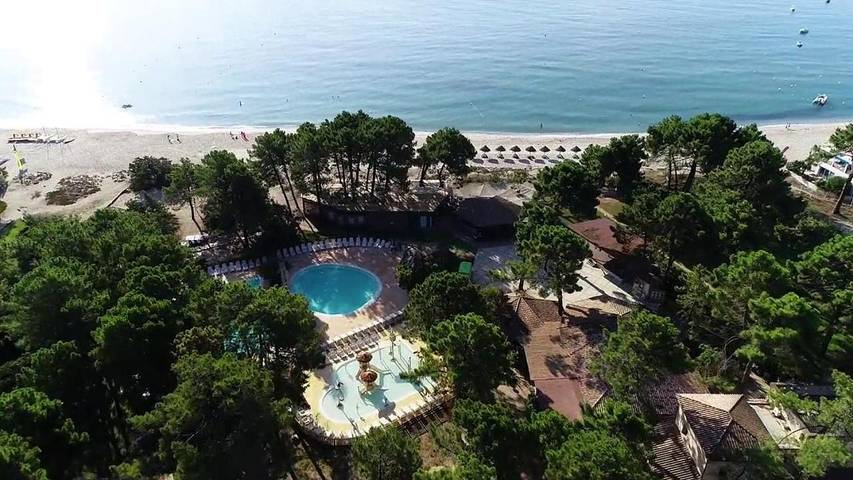 Parc de vacances pour 2 personnes, avec Jacuzzi et Terrasse ainsi que Jardin et Bassin pour enfant en Corse