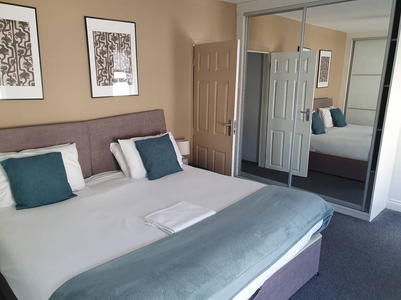 5Br Home | Ideal for Groups | Garden & Parking in Earls Barton, Northamptonshire