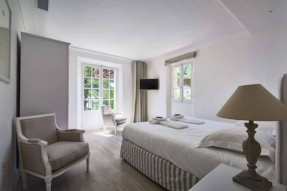Villa Oceane with direct access to the sea & the beach + heated salted pool in l'Escalet, Ramatuelle