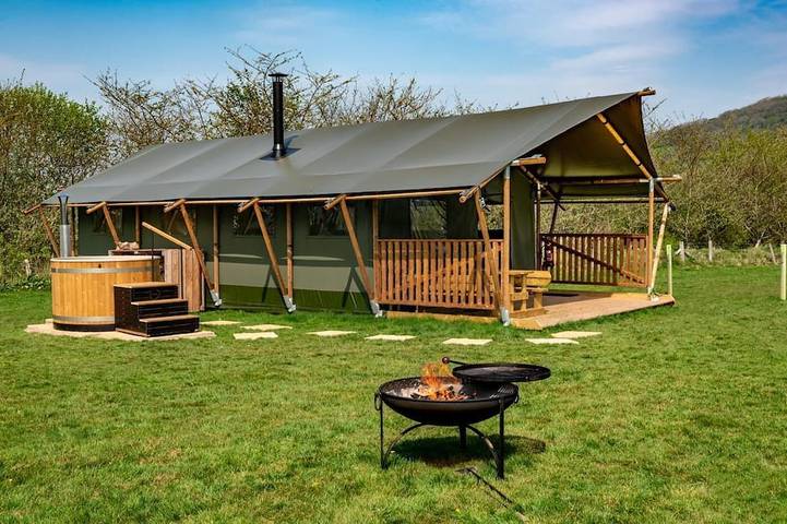 Glamping for 6 people, with hot tub in Brecon Beacons