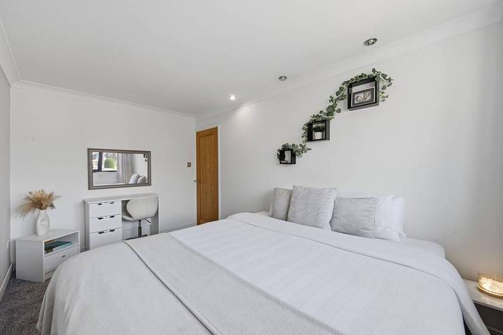 Entire home in Stoke-on-Trent - Work-Ready 1-Bed Stay | Office & Gym | Longton in Stoke-on-Trent, Midlands