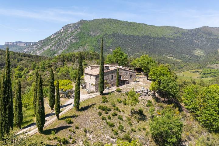Location de vacances pour 10 personnes, avec Terrasse ainsi que Jardin et Piscine à Suze (homonymie)
