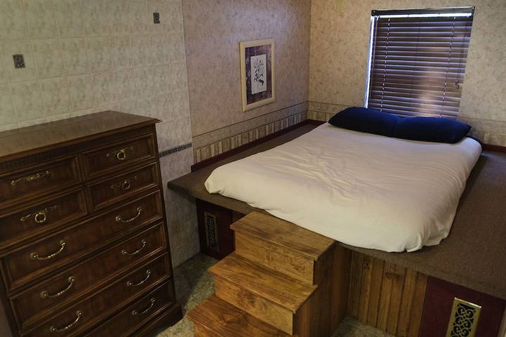 Lodge for 32 people, with hot tub and yard in Missouri