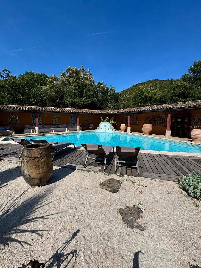 Maison d’hôte pour 4 personnes, avec Balcon et Jacuzzi ainsi que Terrasse et Jardin