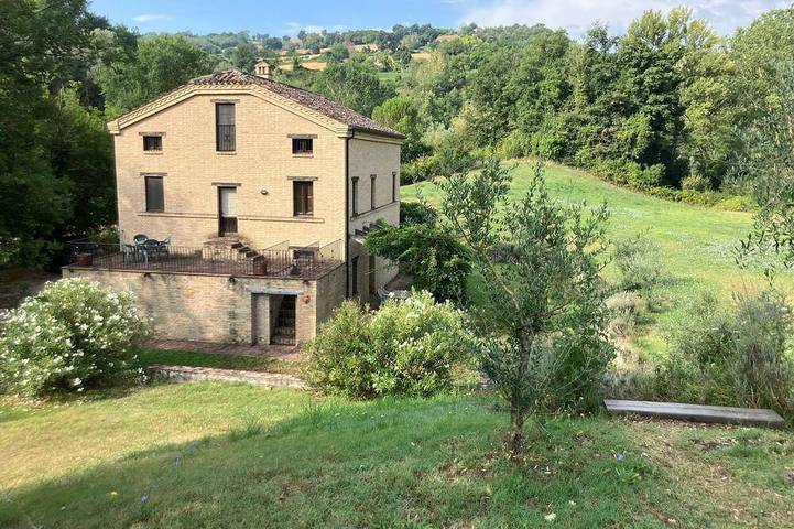 Agriturismo per 11 persone, con piscina in Penna San Giovanni