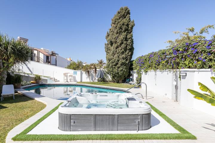 Entire apartment, Apartment San Jose with Sea View, Pool, Wi-Fi & Garden in Playa Carabeo, Nerja