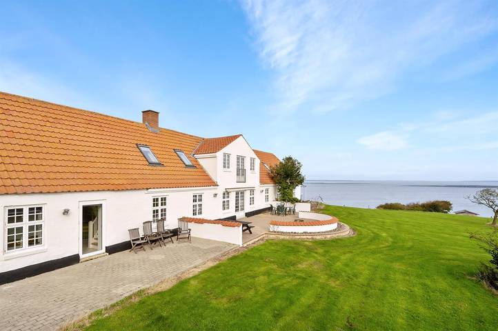 Ferieudlejning for 18 personer, med terrasse og have i Struer