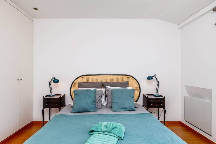 Clementina: Serene Garden and Pool Stay w/Parking in São João de Deus, Lissabon