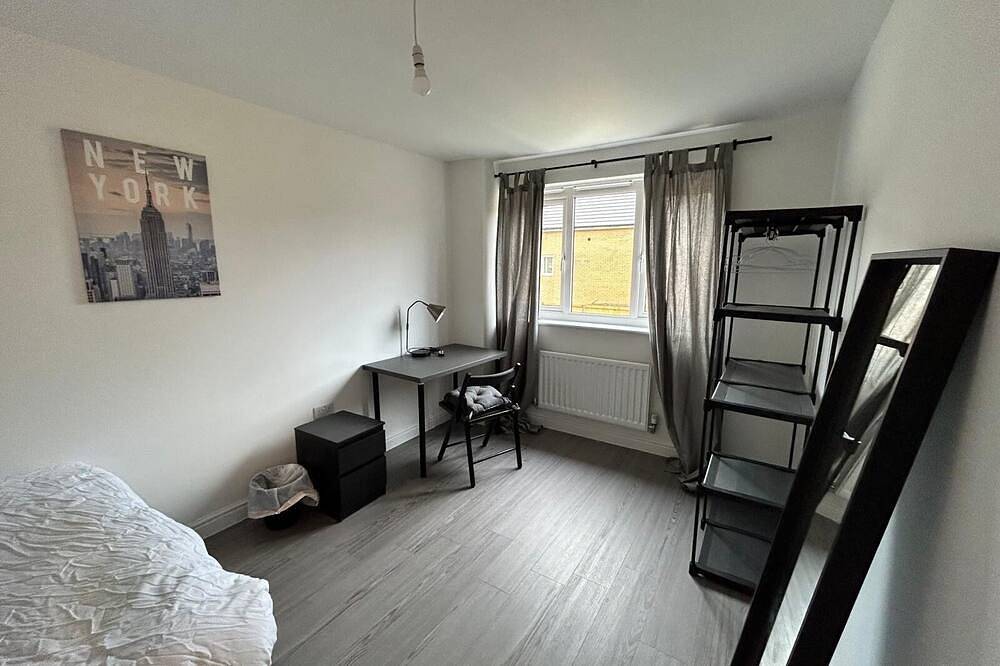 Luxury 4-Bed Home Sleeps 8 | Parking, Ev Charger & | Near Ebbsfleet Intl in Swanscombe and Greenhithe, Dartford