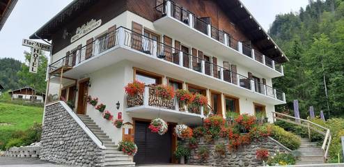 Hôtel pour 3 personnes, avec terrasse et jardin ainsi que vue et sauna, animaux acceptés à La Giettaz