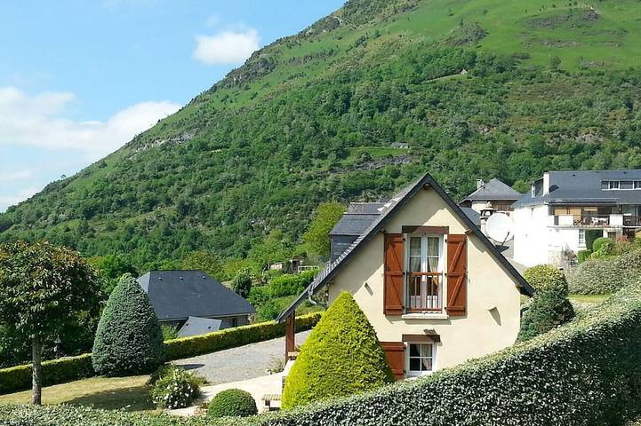 Gîte pour 6 personnes, avec Terrasse et Jardin à Béost