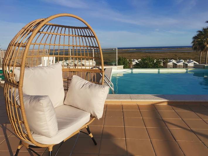Location de vacances pour 4 personnes, avec Balcon/Terrasse ainsi que Balcon et Piscine à Fuseta