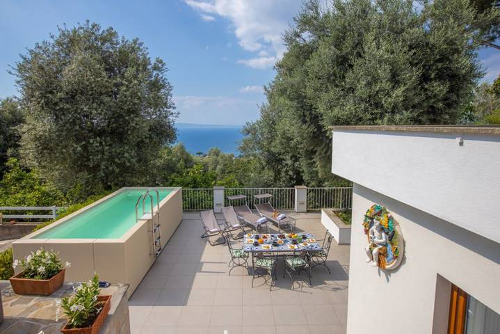 Villa with pool for 11 people, with Ocean view and Balcony/Terrace as well as Garden and Pool in Sorrento