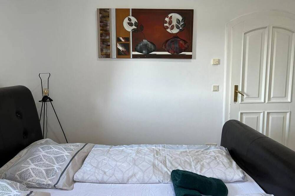 Gorgeous Room in Shared Villa w/ Free Parking in Floridsdorf, Wien