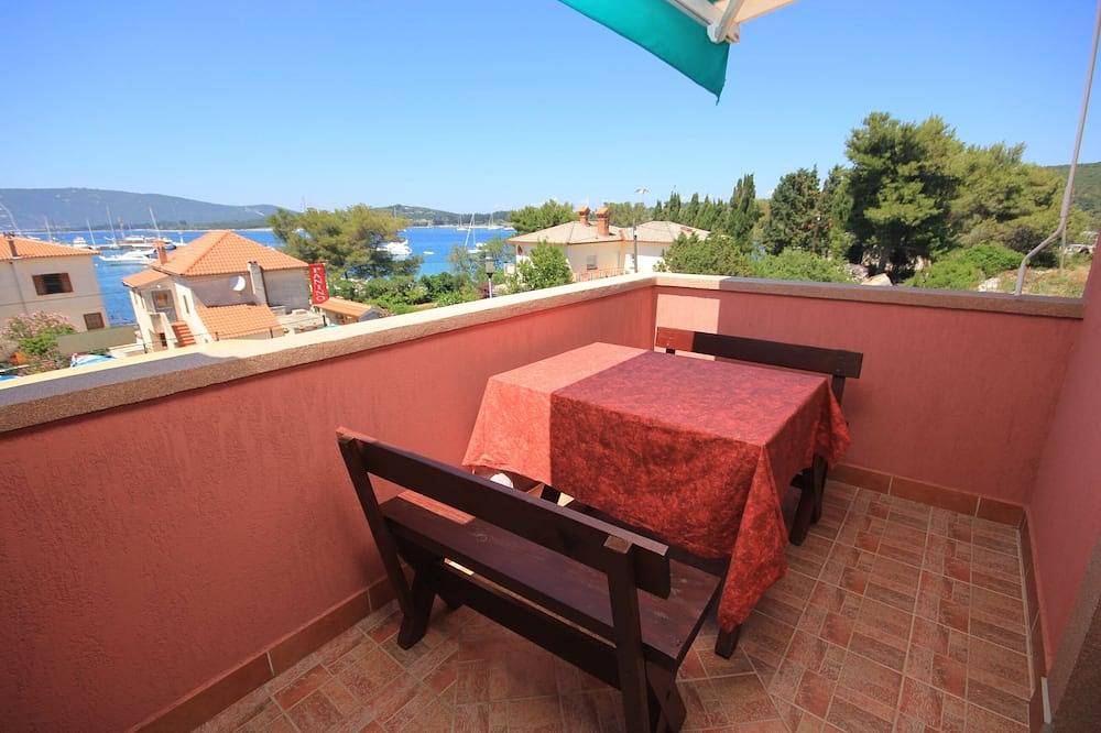 Ganze Wohnung, 1-Zimmer-Ferienwohnung mit Terrasse und Meerblick Ilovik, Losinj (A-8069-a) in Lošinj