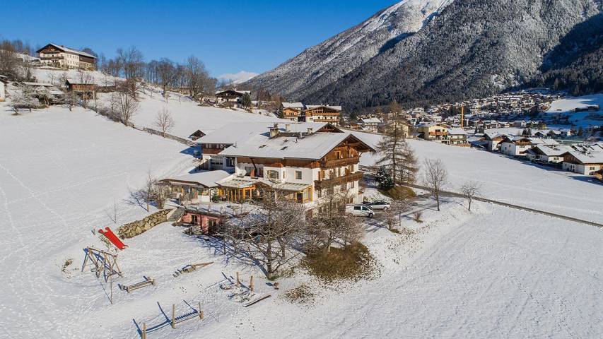 Bauernhof für 4 Personen, mit Sauna und Ausblick sowie Garten, kinderfreundlich im Stubaital