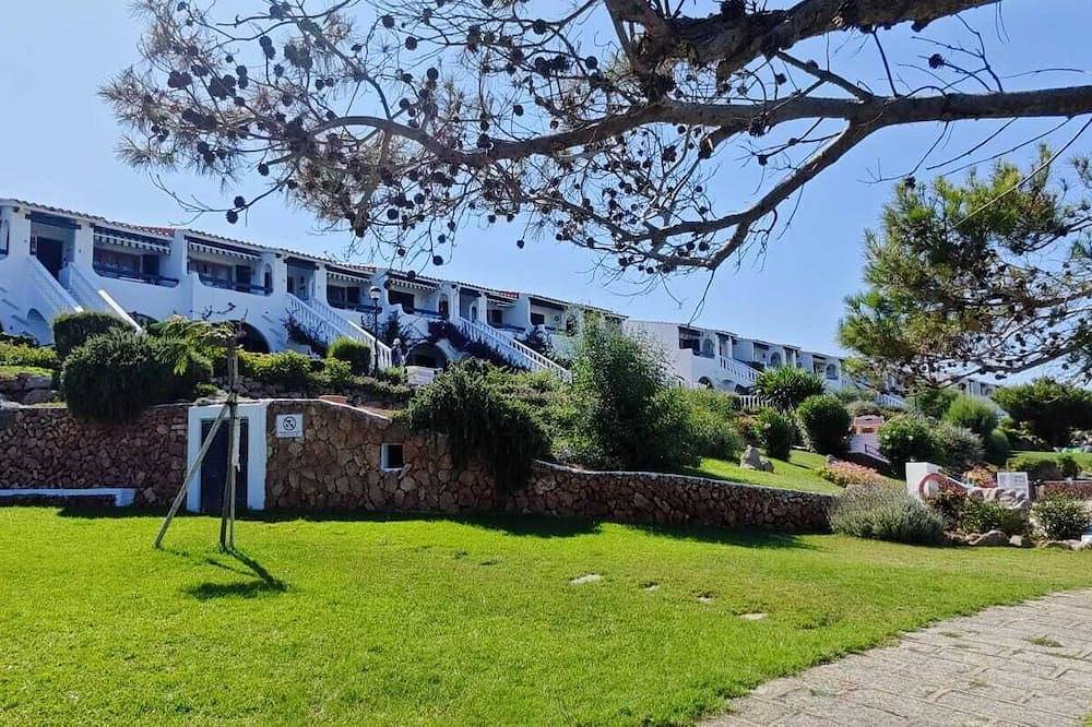 Ganze Wohnung, Apartment with beautiful sea views, gardens, swimming pool and very well located. in Arenal d'en Castell, Es Mercadal