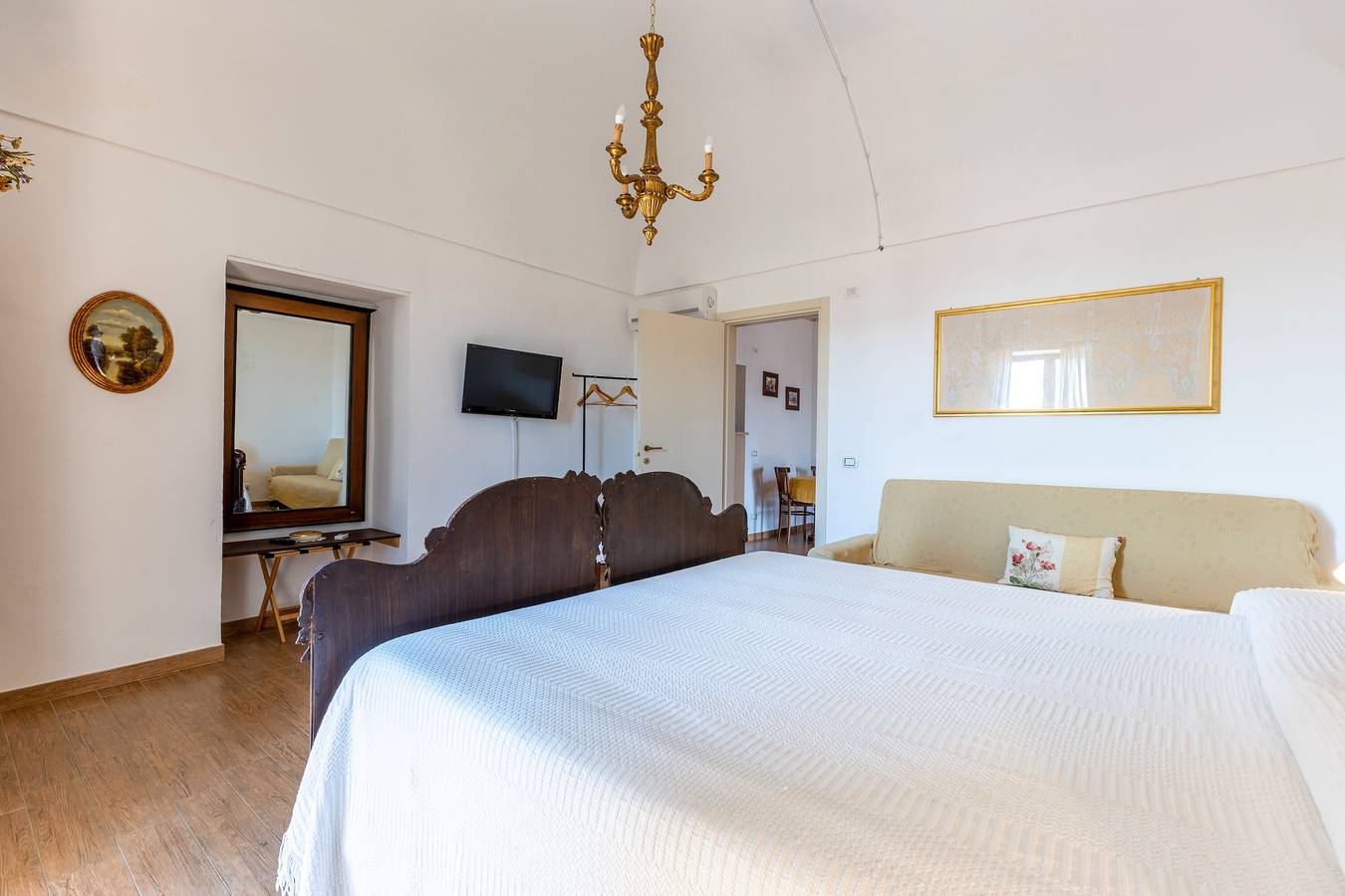 Entire apartment, Apartment 'In Villa Con Vista' with Shared Pool, Wi-Fi and Air Conditioning in Modica, Ragusa Province