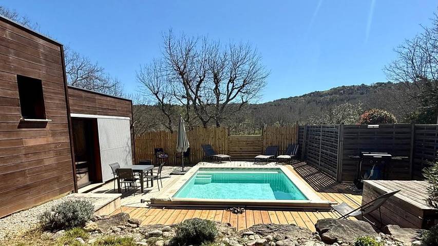 Location de vacances pour 4 personnes, avec jardin ainsi que piscine et vue, animaux acceptés à Salavas