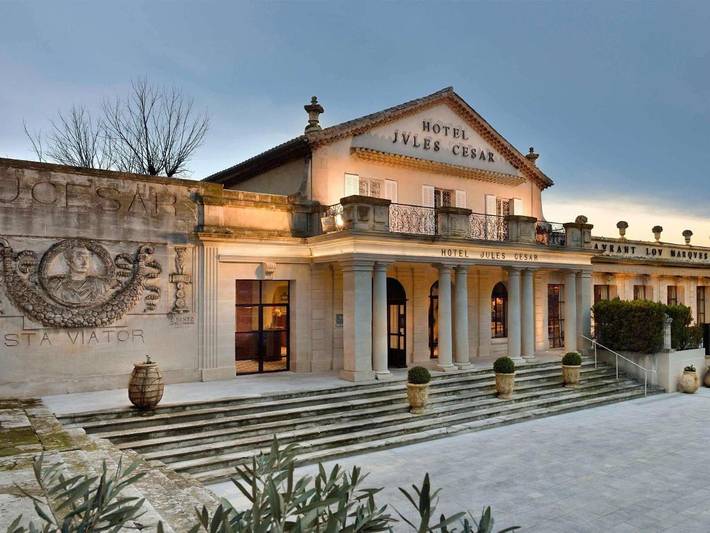 Hôtel pour 4 personnes, avec sauna et jacuzzi ainsi que piscine et jardin dans Office De Tourisme D Arles Camargue
