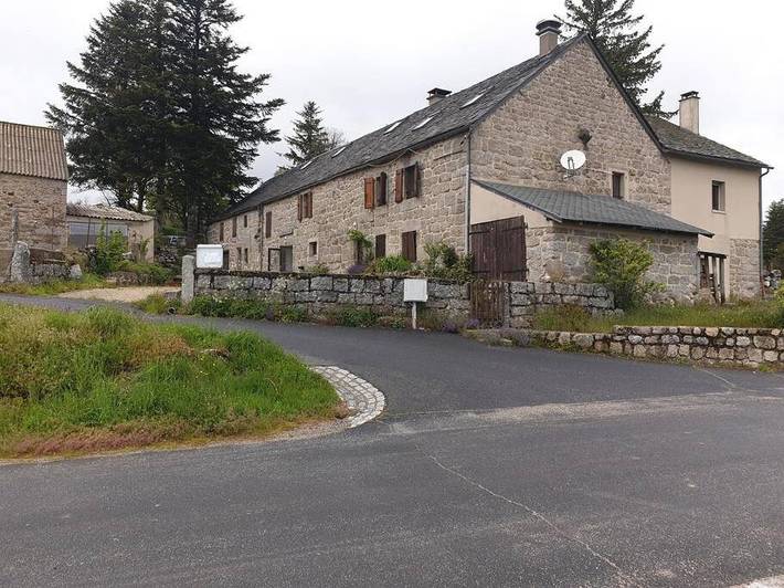 Gîte pour 6 personnes, avec terrasse et vue dans Prinsuéjols