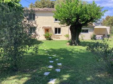 Gîte pour 6 personnes, avec jacuzzi et terrasse ainsi que sauna et jardin à La Baume-de-Transit