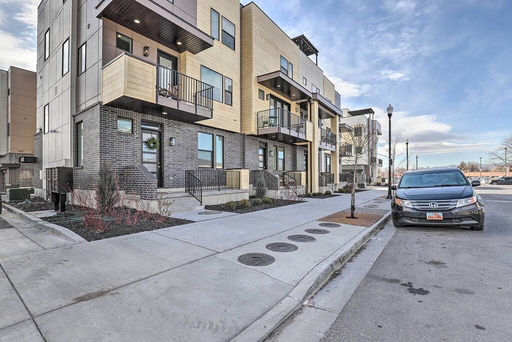 Chic & Sunny Provo Townhome w/ Rooftop Deck! in Provo, Utah Lake