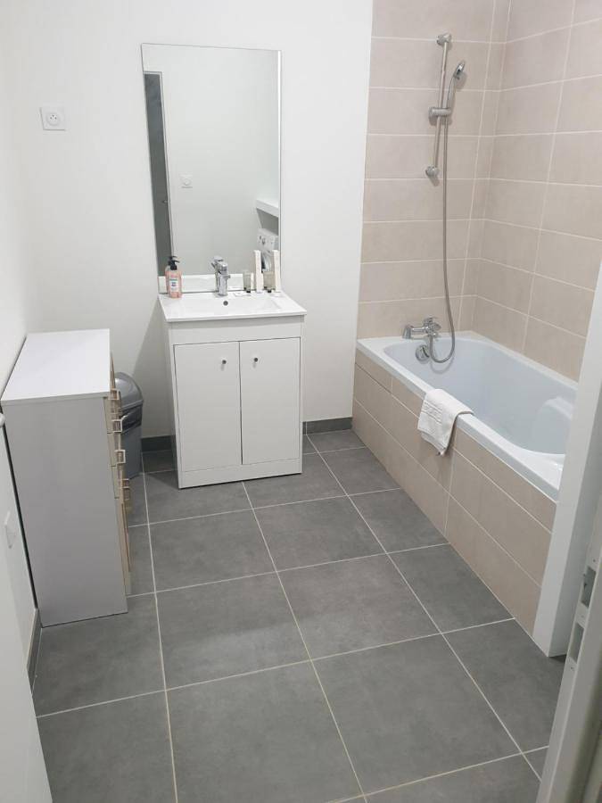 Gîte pour 6 personnes, avec terrasse à Saint-Jean-de-Thurigneux - 2