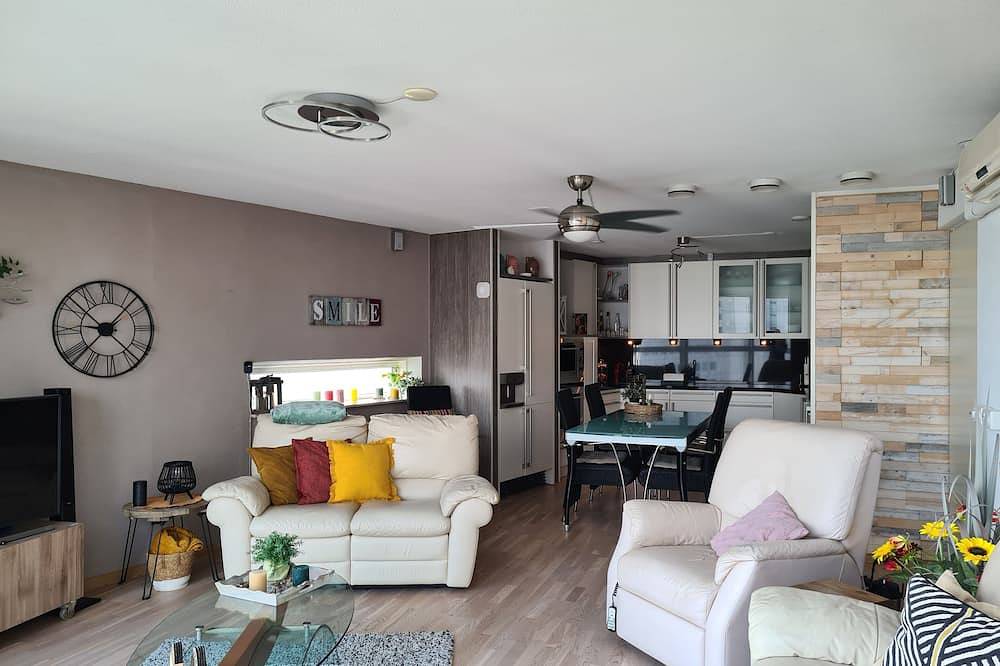 Entire apartment, Three cornerstones of modern Living: Business, Luxury living and Recreation in Rotterdam, South Holland