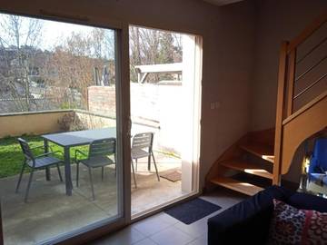 Gîte pour 5 personnes, avec terrasse ainsi que vue et jardin à Charavines
