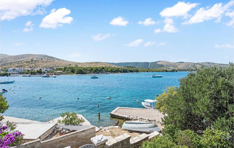 Ganze Ferienwohnung, Modernes Apartment, 2,5 km vom Strand entfernt, mit WLAN, Klimaanlage, Terrasse und Parkplatz in Žaborić, Šibenik-Knin
