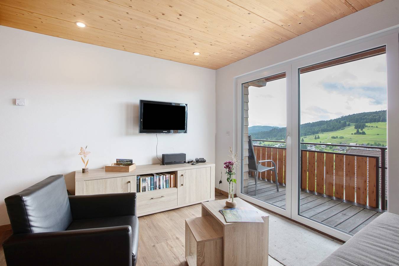 Entire apartment, Haus Hochtalblick – Apartment "Farnberg" with Panoramic View, Wi-Fi, Dreiwelten-Card Included in Bernau im Schwarzwald, Southern Black Forest