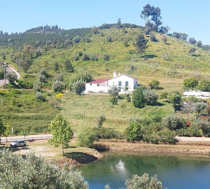 Gîte pour 3 personnes, avec Terrasse et Jacuzzi ainsi que Jardin et Vue sur le lac dans Aldeia do Mato