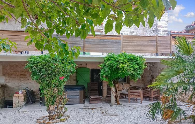 Location de vacances pour 6 personnes, avec Terrasse et Jardin à Mouton (homonymie)