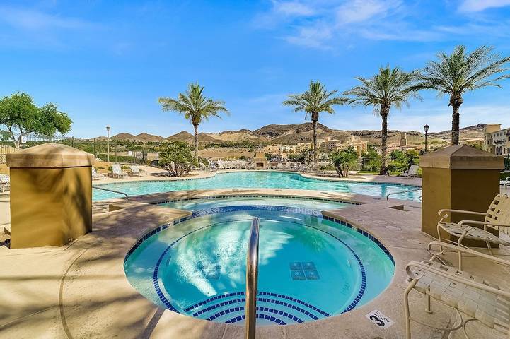 Vacation rental for 4 people, with balcony and hot tub as well as pool in Lake Mead National Recreation Area