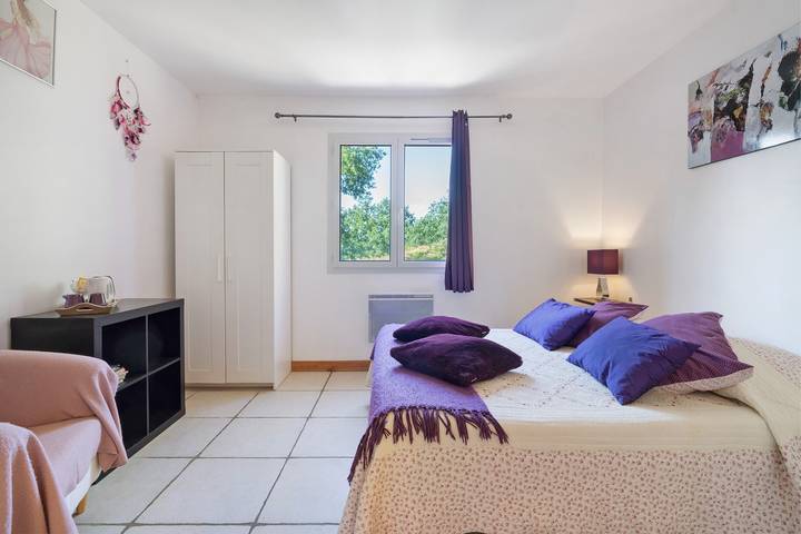 Chambre d’hôtes « Chambre Aubergine » avec piscine partagée, terrasse et Wi-Fi in Saint-André-d'Allas, Périgord Noir