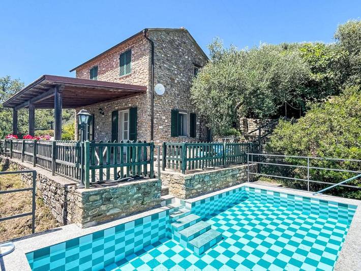 Ferienhaus für 6 Personen, mit Terrasse und Pool in Pietrabruna