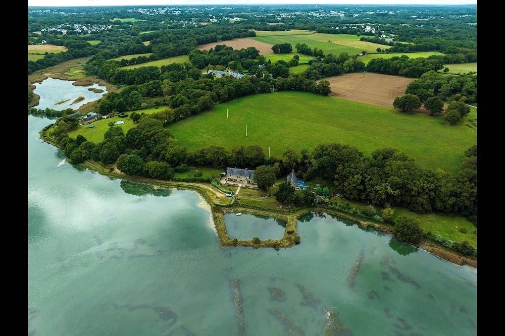 Vast seaside property and fenced garden ideal for pets in Pluneret, Côte des Mégalithes