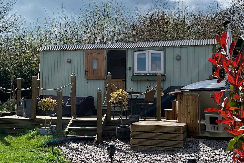 Large New Forest Shepherds Hut and Scandinavian Hot Tub with hydro massager <br><br> in Sway, Hampshire