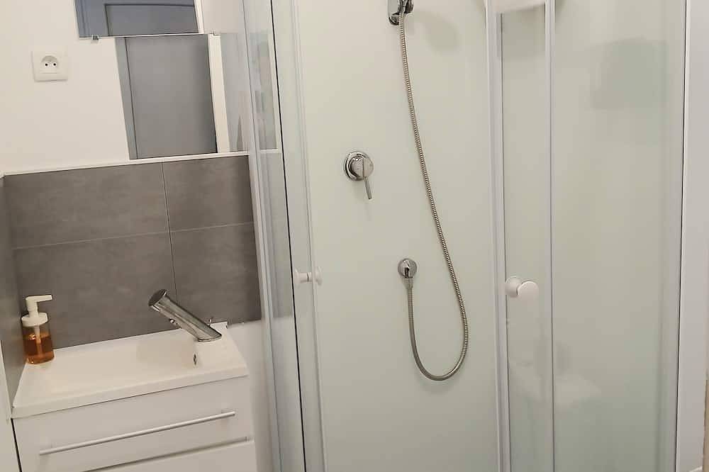 Quiet, independent double room facing the forest in Saint-Nectaire, Regionaler Naturpark Volcans d'Auvergne