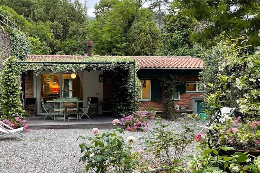 Lo Sceriffo delightful villa in dreamy garden A/C in Portiglione, Commune de Monterosso al Mare