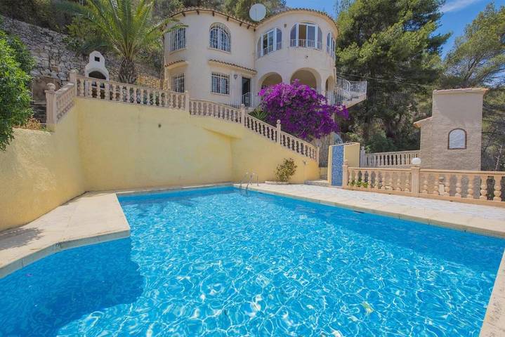 Ferienhaus für 9 Personen, mit Terrasse und Garten sowie Ausblick und Pool - 1