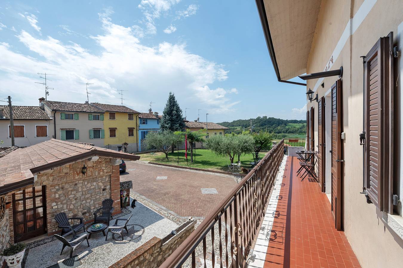 Ganze Wohnung, Apartment 'La Corte Delle Fate' mit Gemeinschaftspool, Gemeinschaftsgarten und Wlan in Lonato del Garda, Brescia Provinz