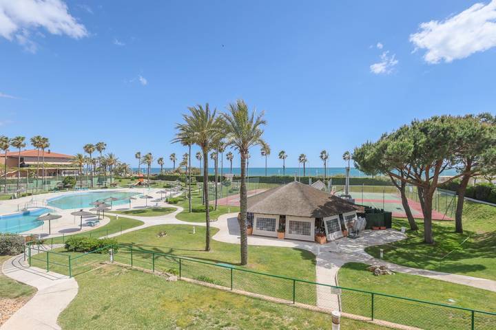 Entire apartment, Las Americas - Wonderful beachfront flat with shared pool and Free Wifi in Urbasur, Isla Cristina